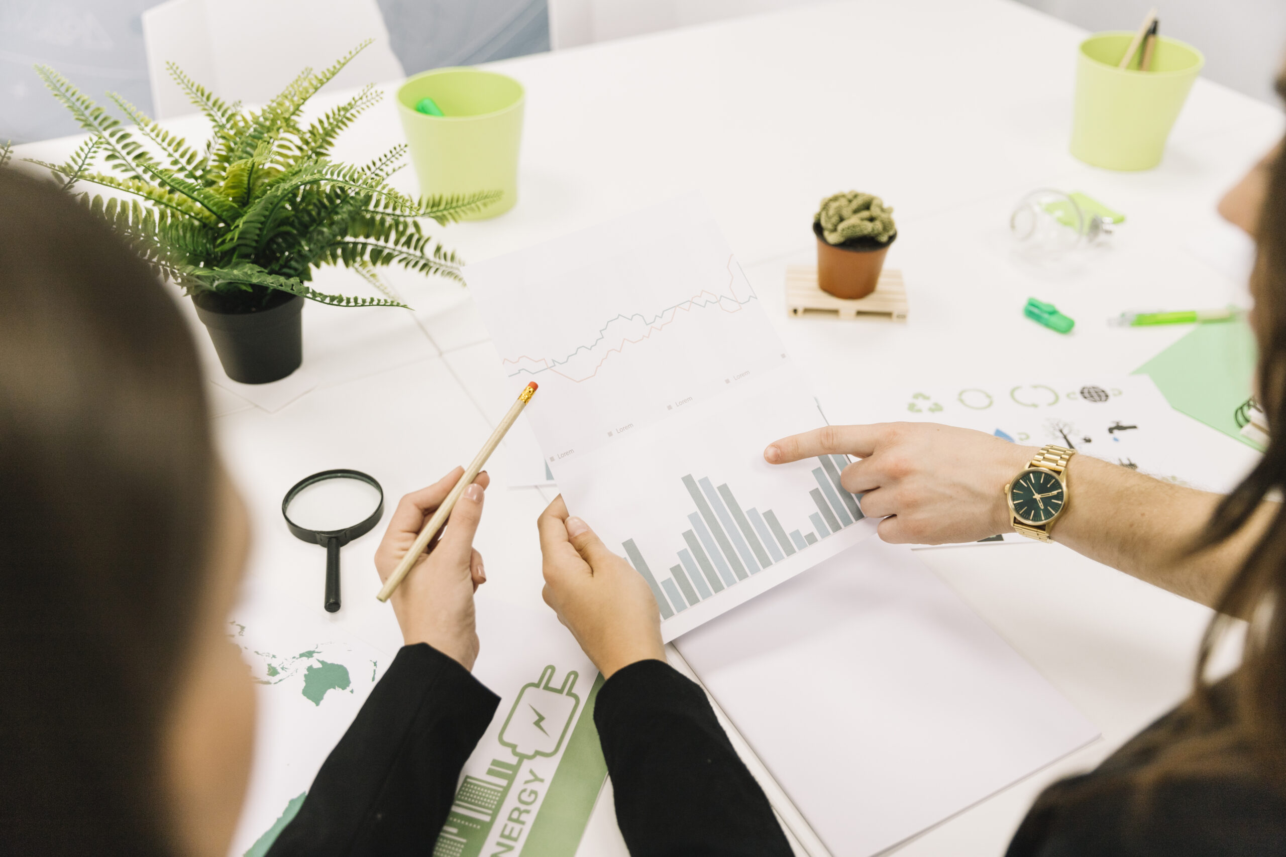 group-businesspeople-analyzing-graph-office